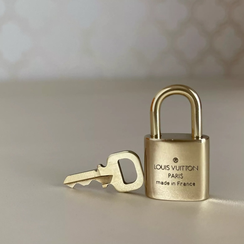 🌟LOUIS VUITTON PadLock Lock & Key Brass Gold Authentic Number (CHAIN AVAILABLE) - Picture 2 of 11